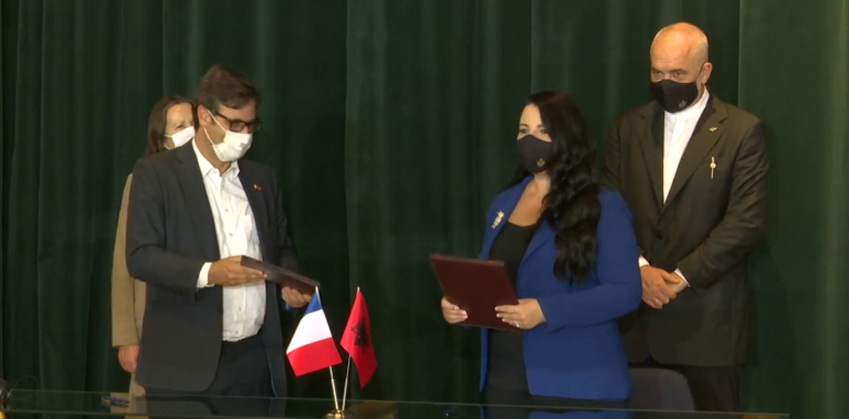 Nënshkruhet marrëveshja për Parkun Fotovoltaik të Karavastasë, Rama: Investimi fillon në shtator, i hapet rrugë kantierit të madh të energjisë diellore