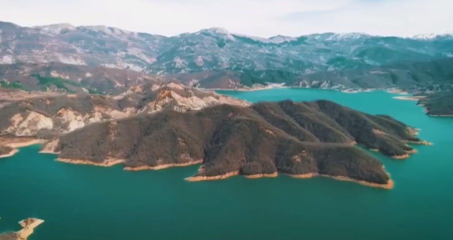 “Bovilla e bukur”, Rama poston videon: Ka rritur sasinë e furnizimit dhe kapacitet e filtrimit të ujit në Tiranë