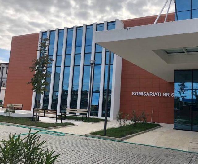 Policia: Si e dha alarmin i afërmi për nënë e bijë që vdiqën në banesë