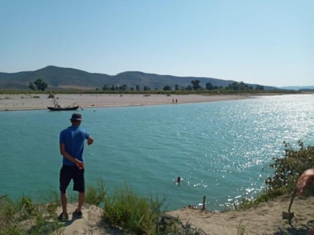 U fut për t’u larë në lumë, mbytet 30-vjeçari, kërkoi ndihmë por shokët menduan se po tallej