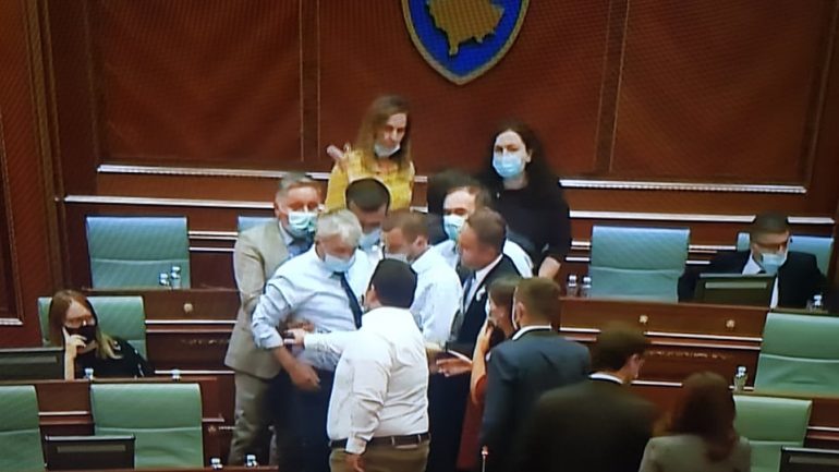 Vjosa Osmani çon në polici deputetin: Më kërcënoi fizikisht