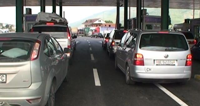 Fundjava risjell radhë të gjata në Morinë, pushuesit kosovarë nisen drejt bregdetit shqiptar