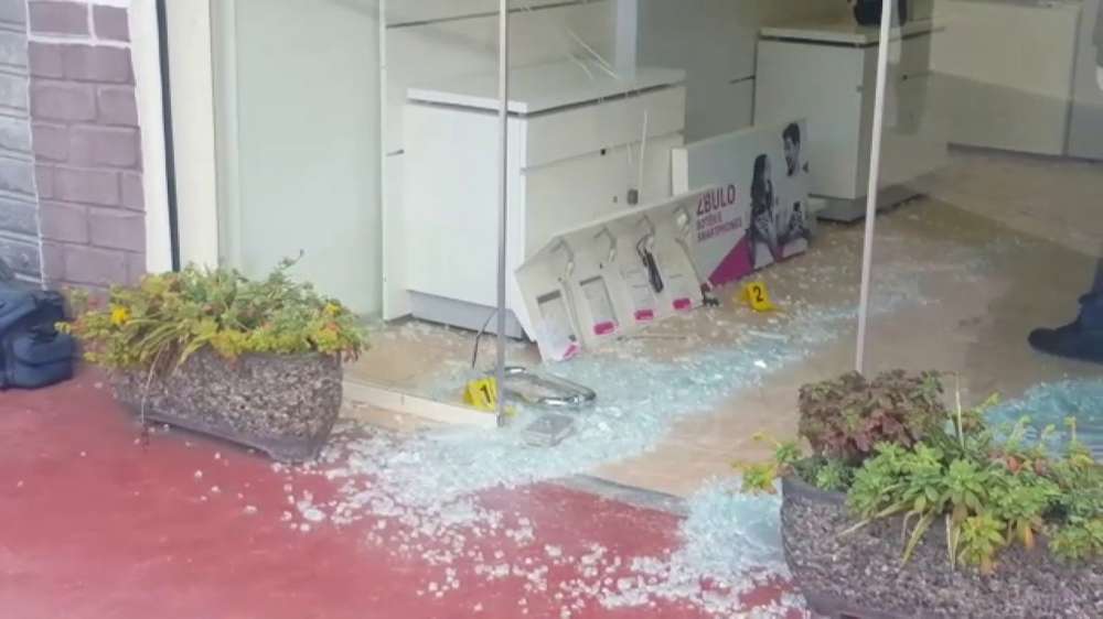 Shkon për të hapur dyqanin e elektro-shtëpiakeve, gjen gëzhoja fishekësh dhe derën e thyer