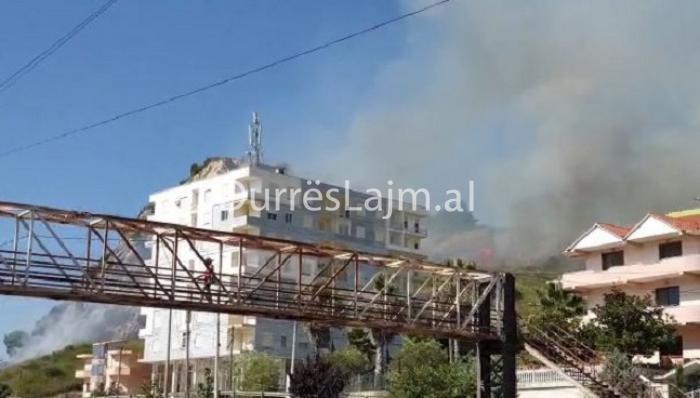 Bie zjarr te Shkëmbi i Kavajës (FOTO+VIDEO)