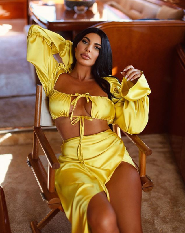 Me dekoltenë e hapur dhe fundin e çarë, Zaimina Vasjari ka një njoftim për fansat