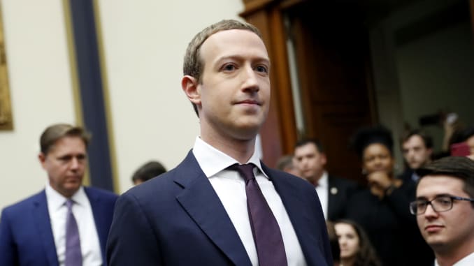 Zuckerberg: Facebook-u bëri gabim që nuk hoqi thirrjet e grupit paraushtarak