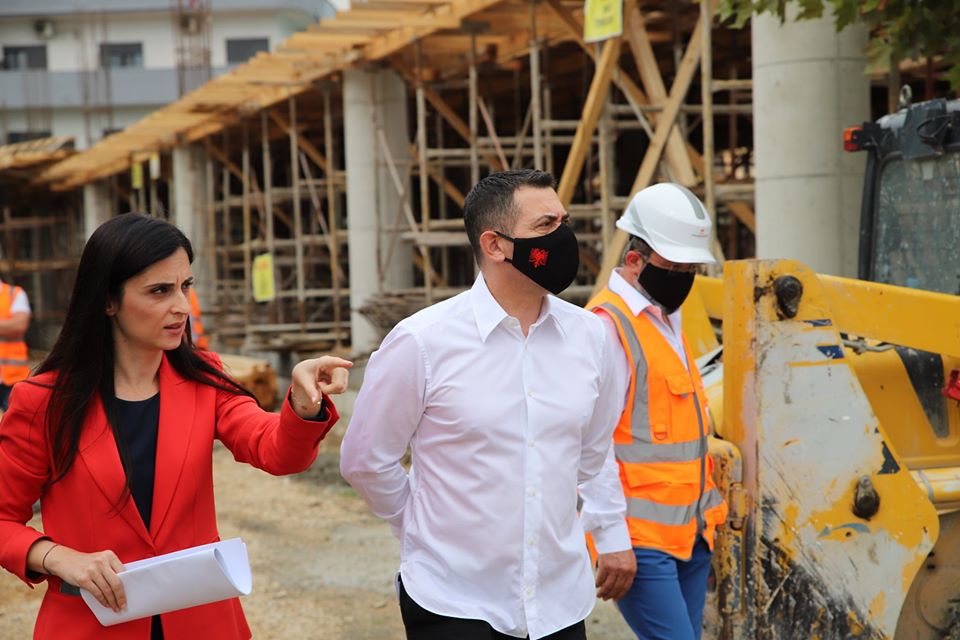 Ahmetaj dhe Sako vizitojnë një nga shkollat që po rindërtohen në Durrës: Do të jetë gati në nëntor (FOTO)