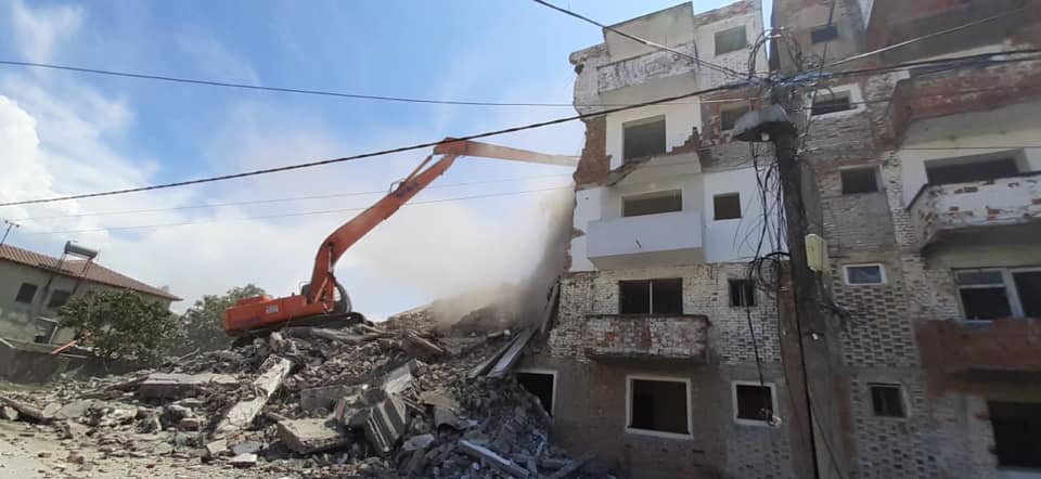 Durrës, shemben me ekskavator 2 pallate, u dëmtuan rëndë nga tërmeti