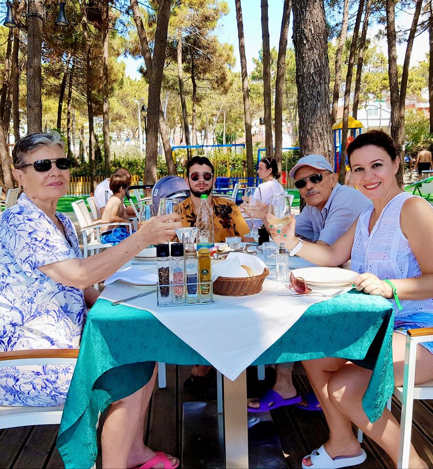 Heq kostumin zyrtar dhe vesh bikinit, deputetja Hyseni zgjedh Durrësin për të pushuar (FOTO)