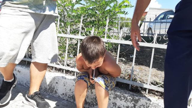 I rraskapitur nga pritja në Kakavijë, vogëlushi shtrëngon me lot në sy pasaportën (FOTO)