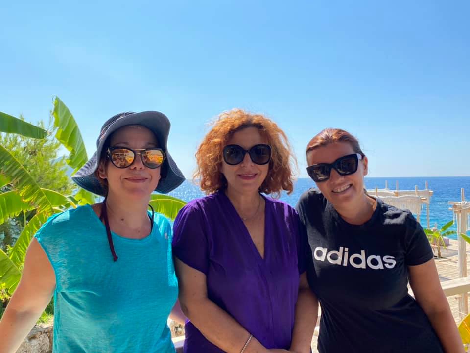 Deputetja e Durrësit shfaqet buzë detit, thuajse nuk njihet me look-un e plazhit