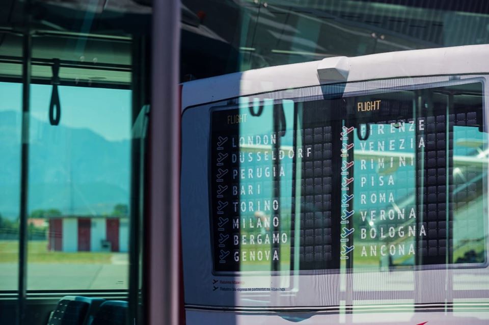 Bllokimi i shqiptarëve në Varshavë, TIA njoftim: Do të kthehen me fluturim shtesë, ja kush mund të udhëtojë drejt Polonisë