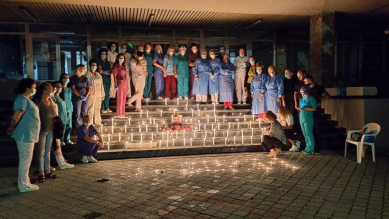 Humbën betejën me COVID-19, homazhe në nder të bluzave të bardha në Kosovë