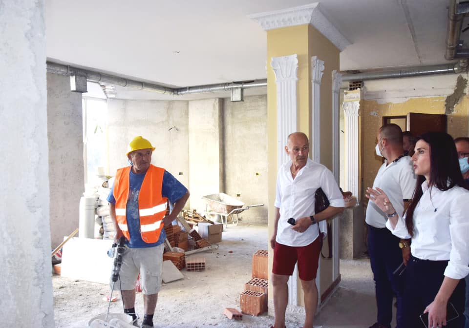 Kryebashkiakja Sako inspekton familjet që po riparojnë banesat: Ja kur nis rindërtimi i pallateve në Durrës (VIDEO+FOTO)