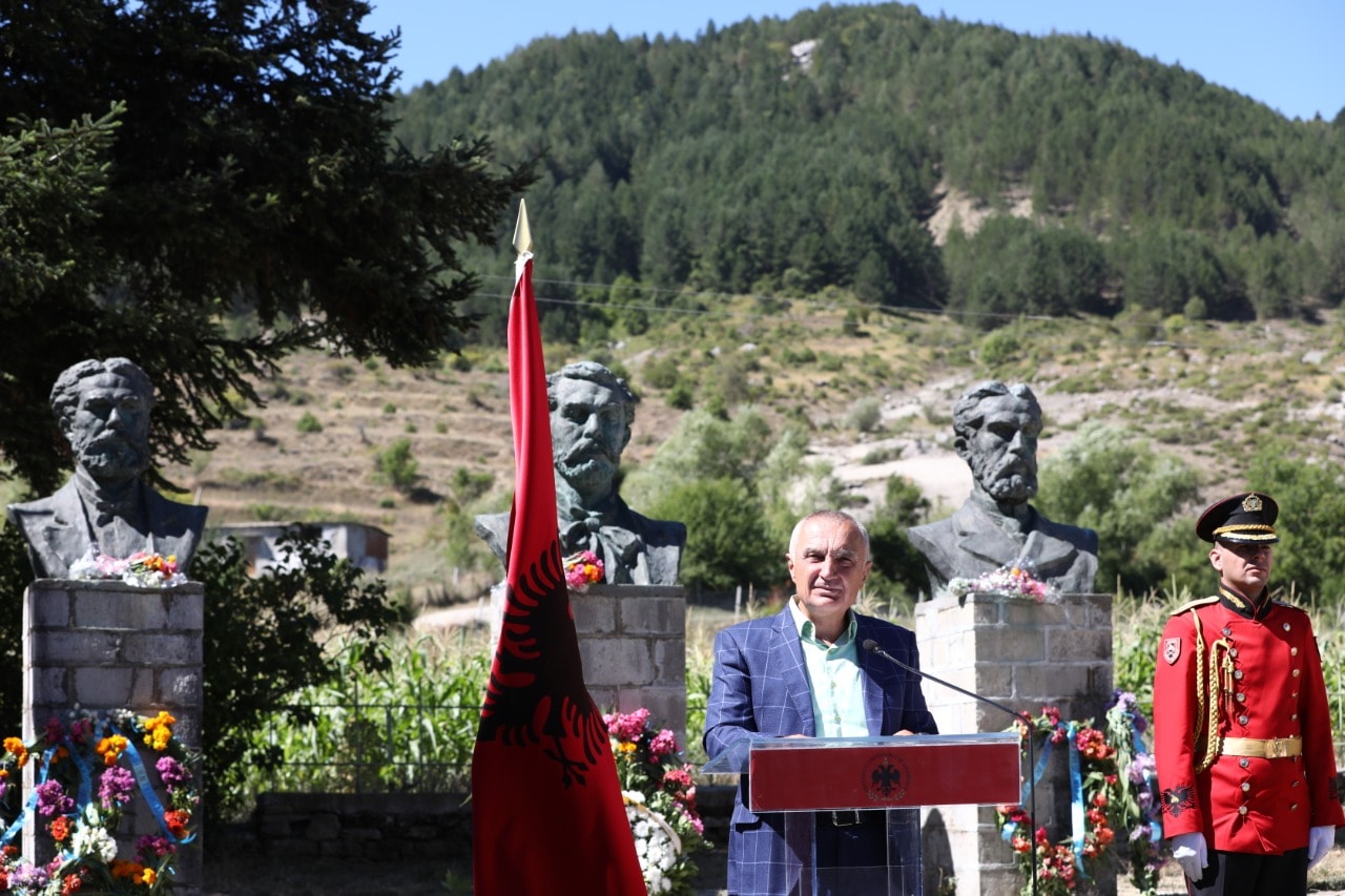 Meta vlerëson me Dekoratën e Flamurit Kombëtar tre vëllezërit Frashëri