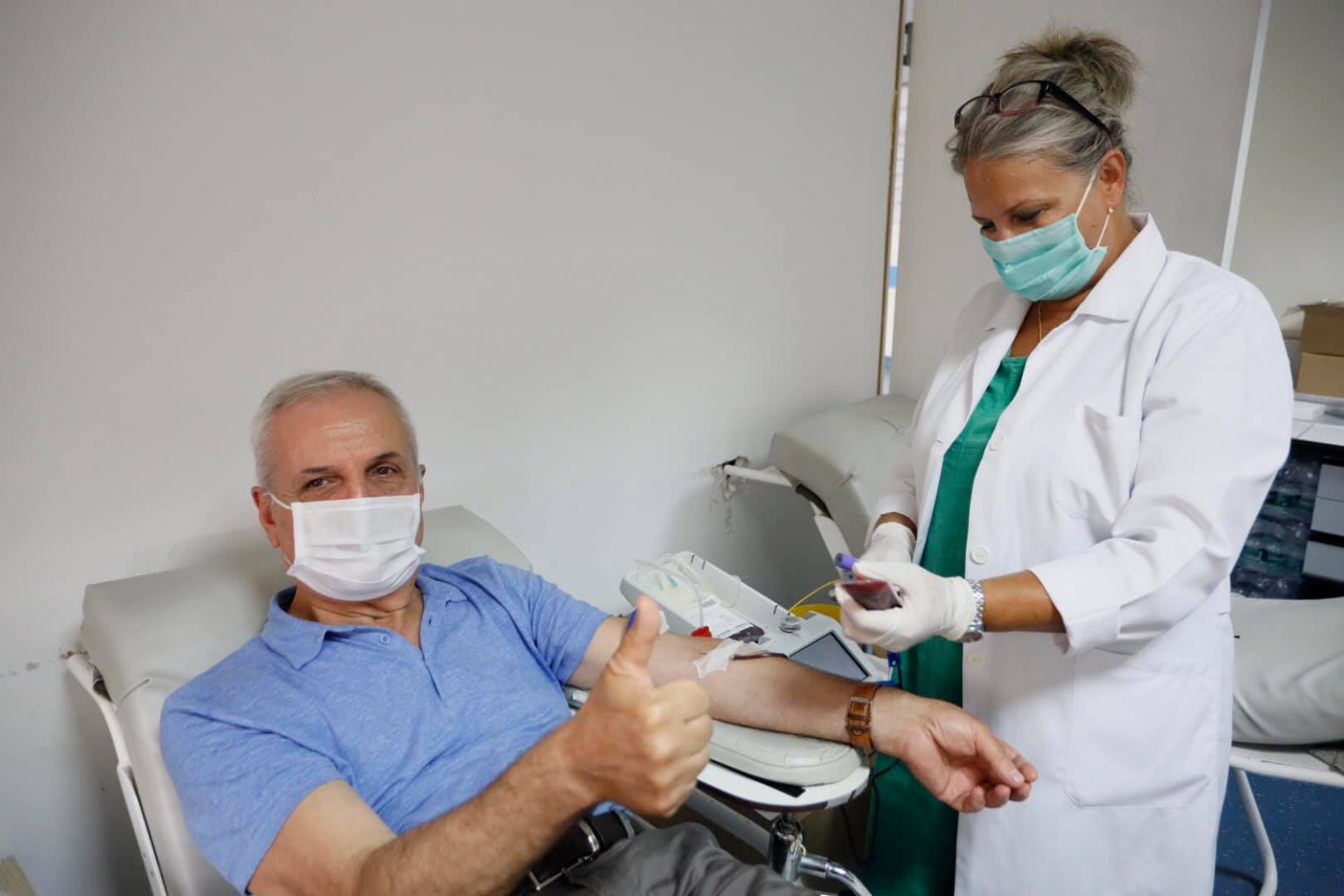 Fitoi betejën me Covid-19, mjeku i njohur dhuron plazmën e gjakut për kurimin e të infektuarve