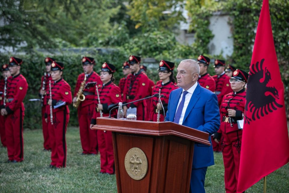 Presidenti Meta dekoron me “Nderi i Kombit” Bandën Kombëtare Vatra