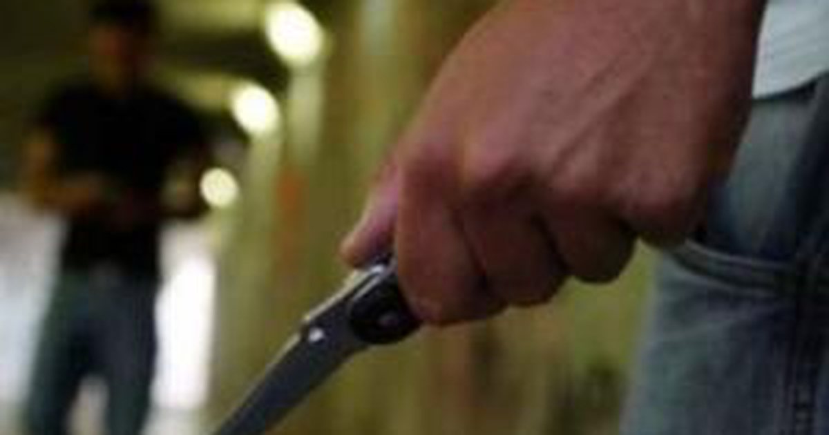 Godet me thikë 34-vjeçarin në Durrës, shpallet në kërkim i riu