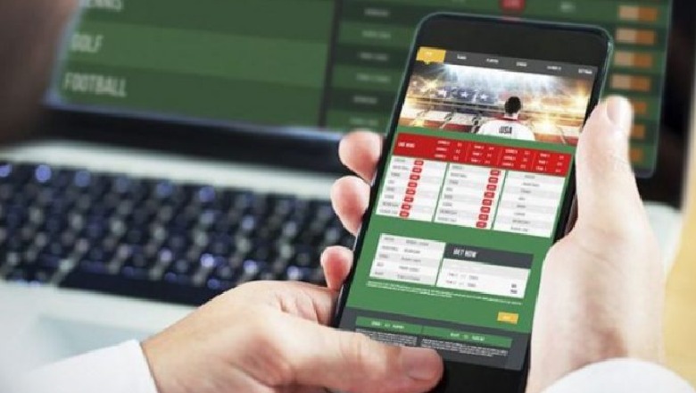 Baste online, arrestohet banakieri i lokalit! Iu gjet biseda që kishte pranuar porosi dhe lekë! Në kërkim pronari