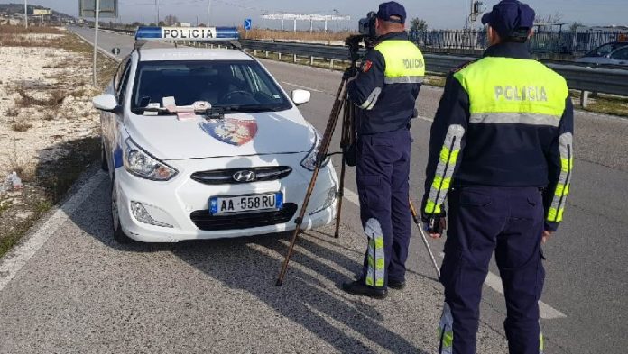 37 drejtues mjetesh të ndaluar, policia gjoba dhe heqje patentash me shumicë