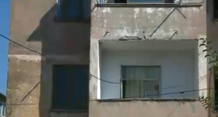 Del autopsia e 67-vjeçares që u gjet e vdekur në banesën e saj, lirohet i biri