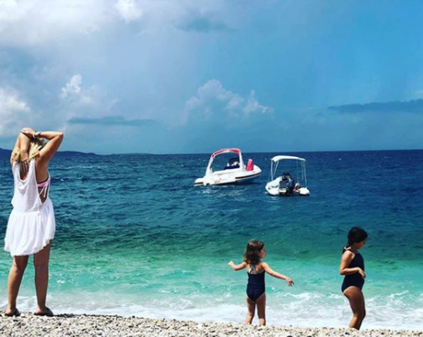 Adelina Thaçi shërohet nga Covid-19, nis pushimet në bregdetin shqiptar