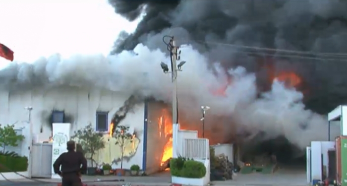 Zjarr në një magazinë ushqimore, rrezikojnë banesat