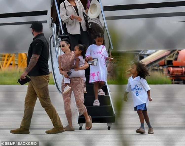 Kim dhe Kanye West kthehen nga pushimet, çifti duket se po e kalon krizën mes tyre