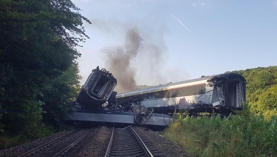 Treni del nga shinat si pasojë e motit të keq, 3 të vdekur (VIDEO)