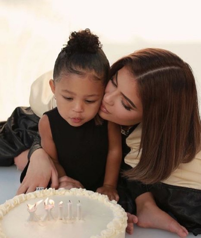 Kylie Jenner feston 23-vjetorin, zbulon dhuratën më të bukur