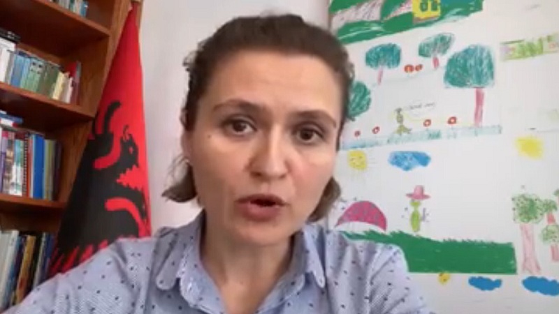 Ministrja Shahini shpjegon nëse do të ketë mësim online nga shtëpia