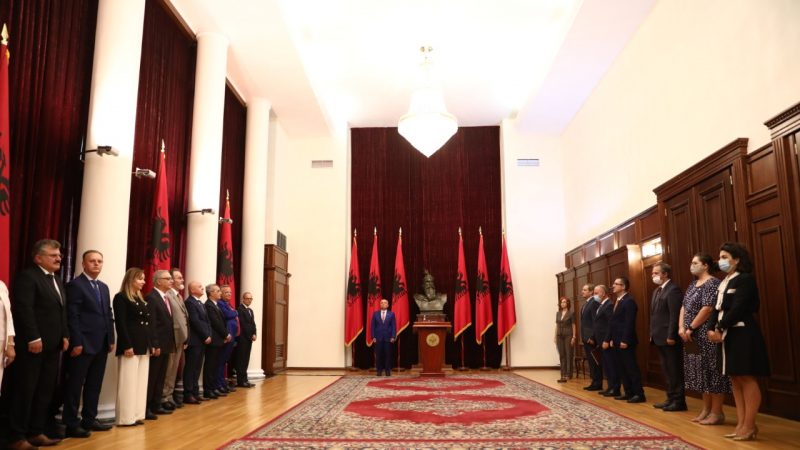 Presidenti Meta dekreton rektorët e Universiteteve Publike