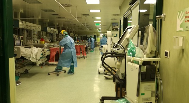 Infermieri shqiptar vodhi kartën e pacientit italian që vdiq nga Covid-19 dhe i boshatisi llogarinë