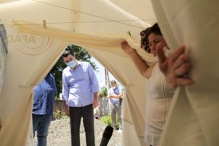 Basha viziton familjet e dëmtuara nga tërmeti në Manëz: Qeveria vjedh ndihmat, kur të vijmë në pushtet do ndihmojmë çdo shqiptar