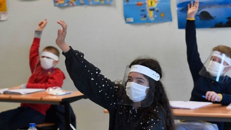 Virologët gjermanë këshillojnë: Nxënësit të mbajnë maska edhe gjatë orëve mësimore