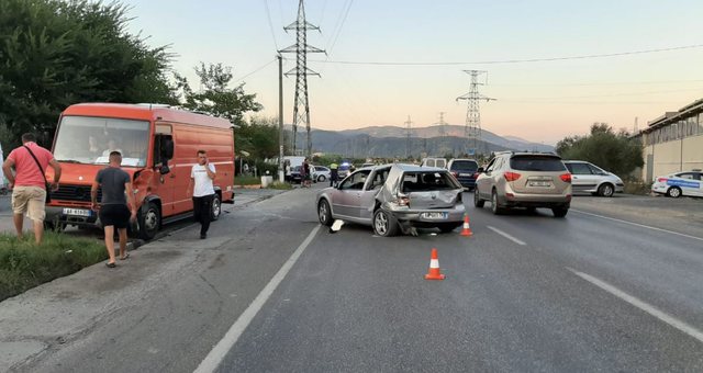 Aksident i 3-fishtë në Elbasan/ Furgoni shmang këmbësorin dhe mer përpara 2 makina (FOTO)