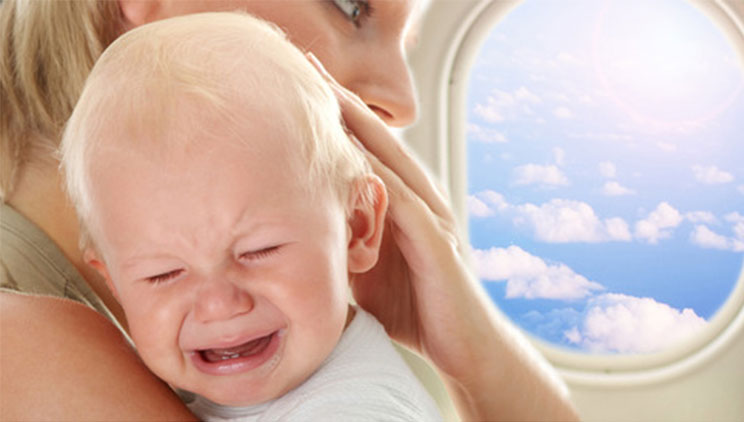 Si t’ja bëni nëse fëmija qan në avion? Disa këshilla si të keni një udhëtim të qetë