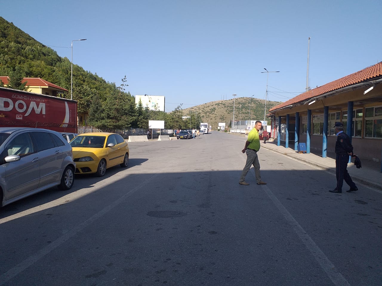 Kalojnë emigrantët që mbetën në Kapshticë,  vijon lëvizja pa radhë