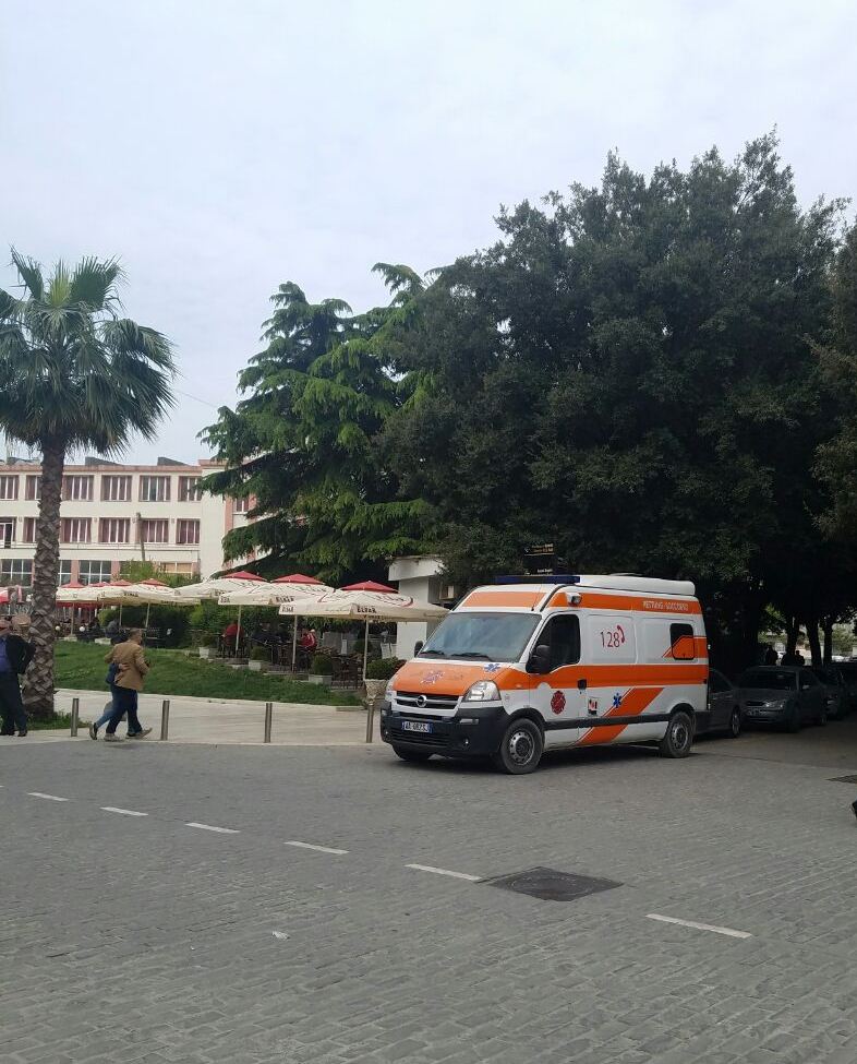 Aksidenton këmbësoren në Durrës dhe ia mbath, policia e zbulon dhe arreston 24-vjeçarin