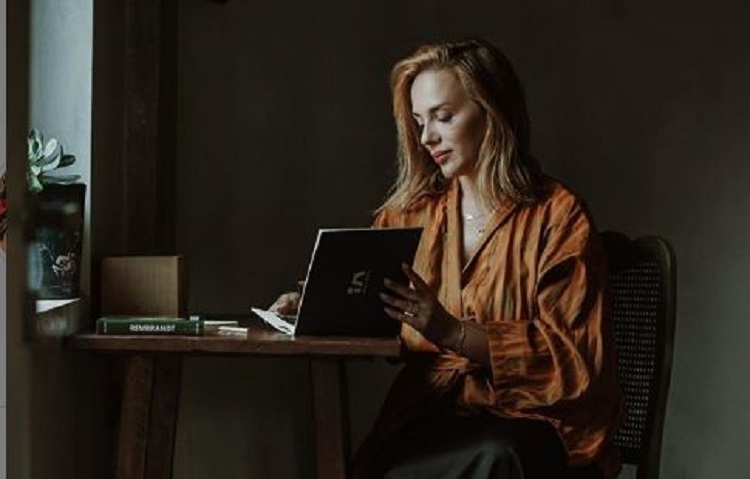 Estela Ujka na tregon: Ja sa paguhen blogeret shqiptare për postime në rrjete sociale