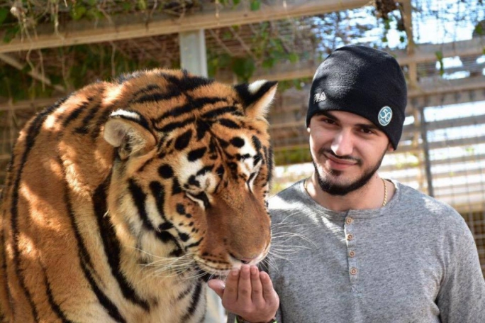 EMRI/ Shqiptari i akuzuar për dy vrasje prangoset, por vetëm pasi bëri “luftë” me policinë (FOTO)