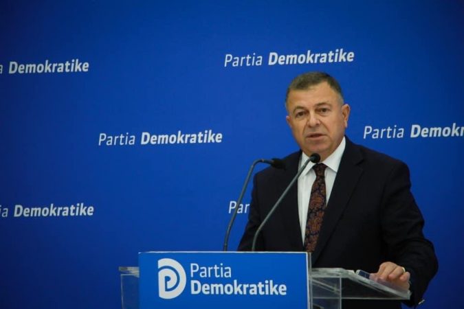 “Tmerr i peshkatarëve dhe anijeve turistike”, Gjunkshi: Hetoni Artur Meçollarin!