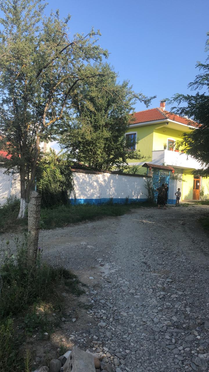 Të shtëna me armë zjarri, një person qëllon përpara një banese