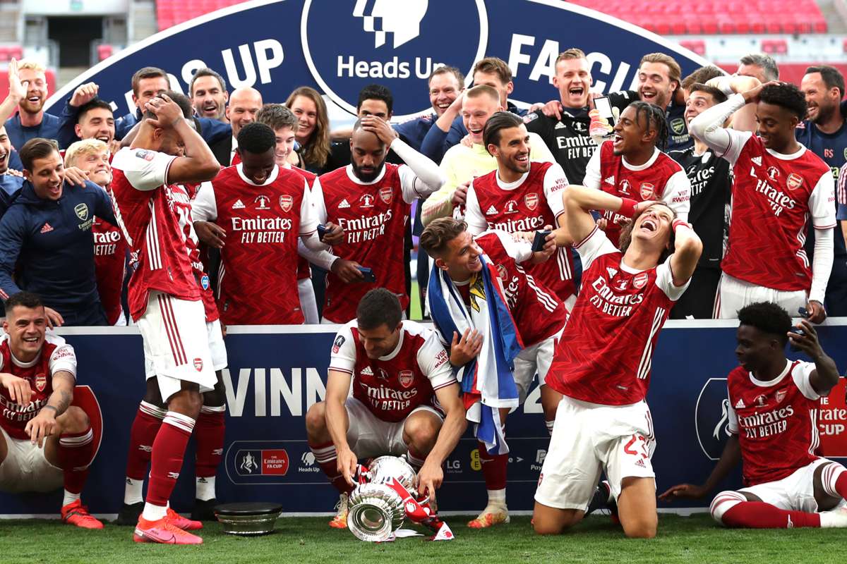 I pamësuar me kupat, Obamejang rrëmbehet dhe i bie trofeu nga dora