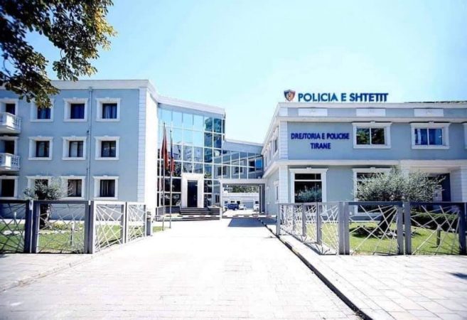 Shoferi i dehur ngjitet në trotuar dhe përplas këmbësorët, 4 përfundojnë në spital
