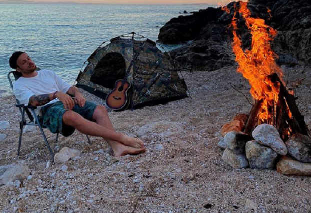 Këngëtari shqiptar shërohet nga Covid-19