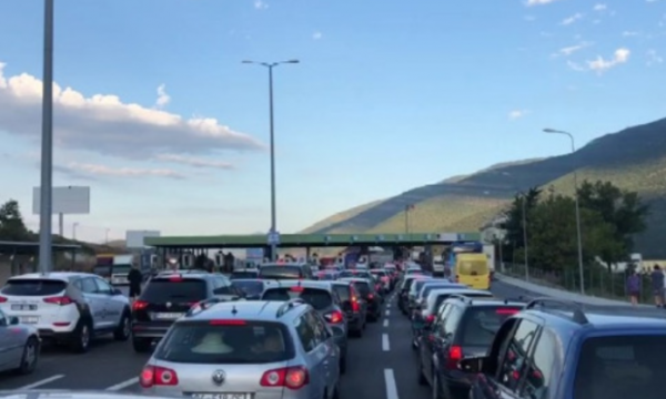 Mbi 800 mijë shtetas të Kosovës erdhën në Shqipëri për pushime vetëm në gusht