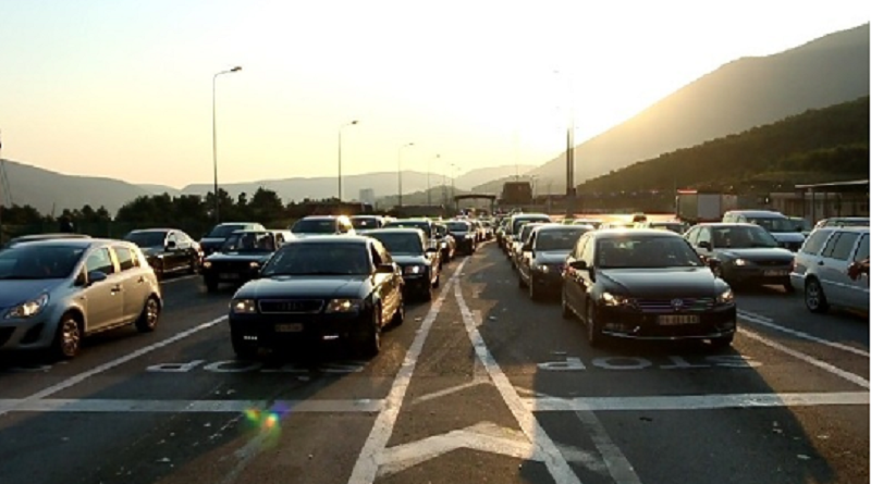 ​Qytetarët e Kosovës drejt bregdetit shqiptar, hynë mbi 8 mijë makina