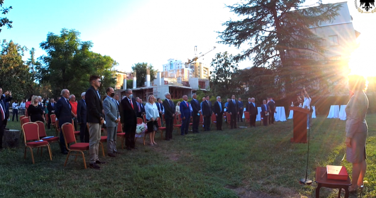 Meta i akordon Meidanit “Dekoratën e Flamurit Kombëtar” në 76-vjetorin e lindjes