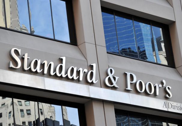 “Standard & Poor’s” konfirmon vlerësimin B+, Paralajmëron uljen e renditjes nëse borxhi vijon rritjen